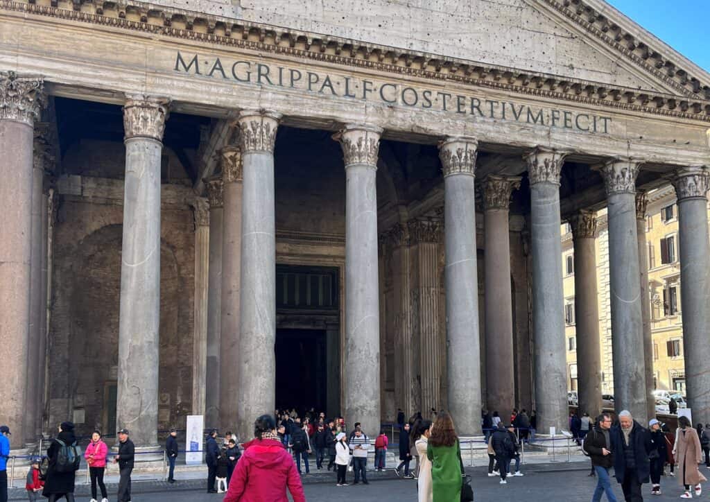 A picture of the outside of the Pantheon. 