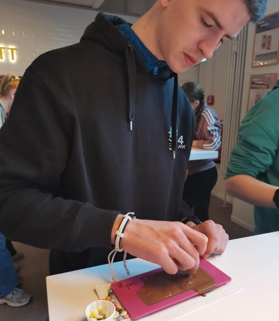 A picture of me making my own chocolate bar at Chocoversum during my weekend in Hamburg.