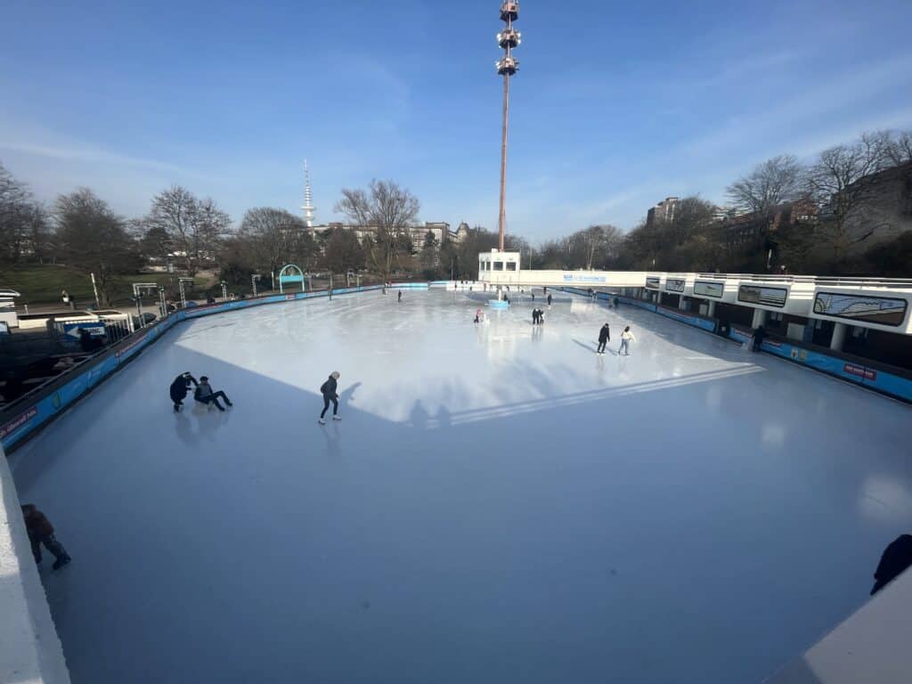 A picture of the icerink in Planten un Blomen. If you spend your weekend in Hamburg during winter, it's a really fun thing to do.