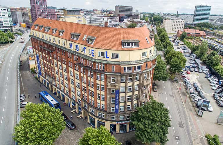 A picture of the outside of A&O Hostel Hamburg Hauptbahnhof.