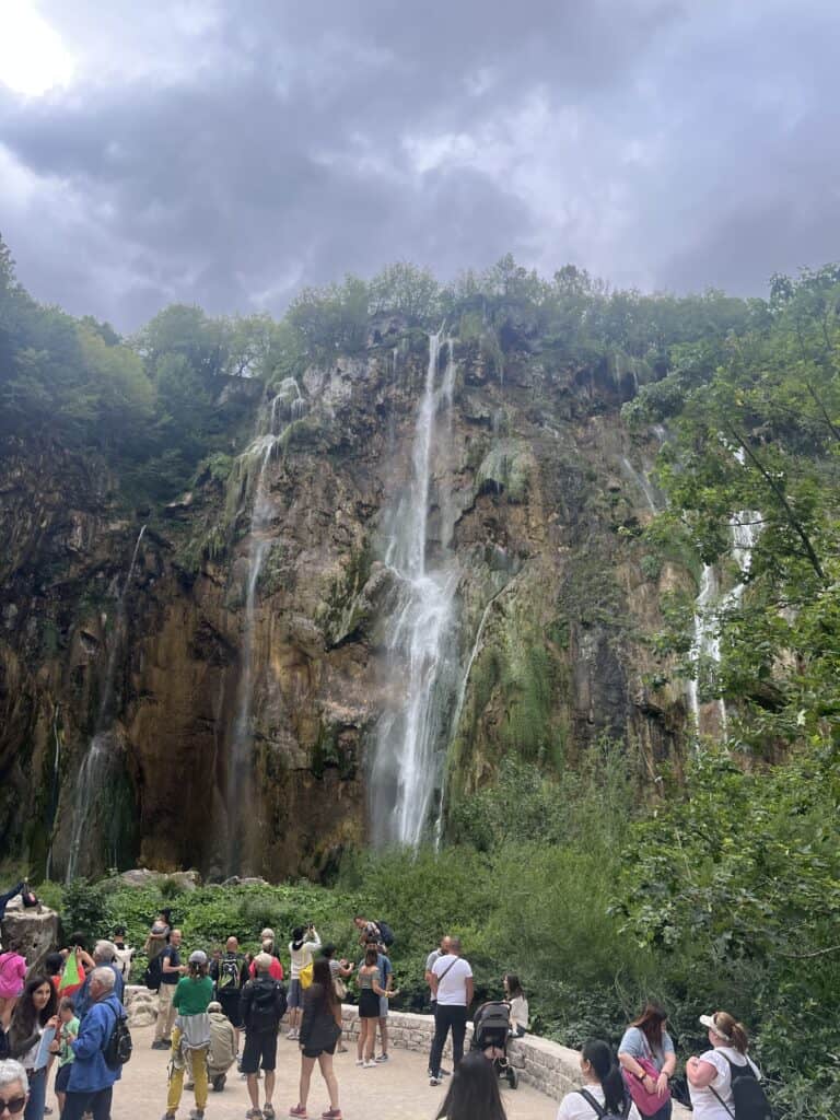 A picture of the Great Waterfall with a grey cloud above it.